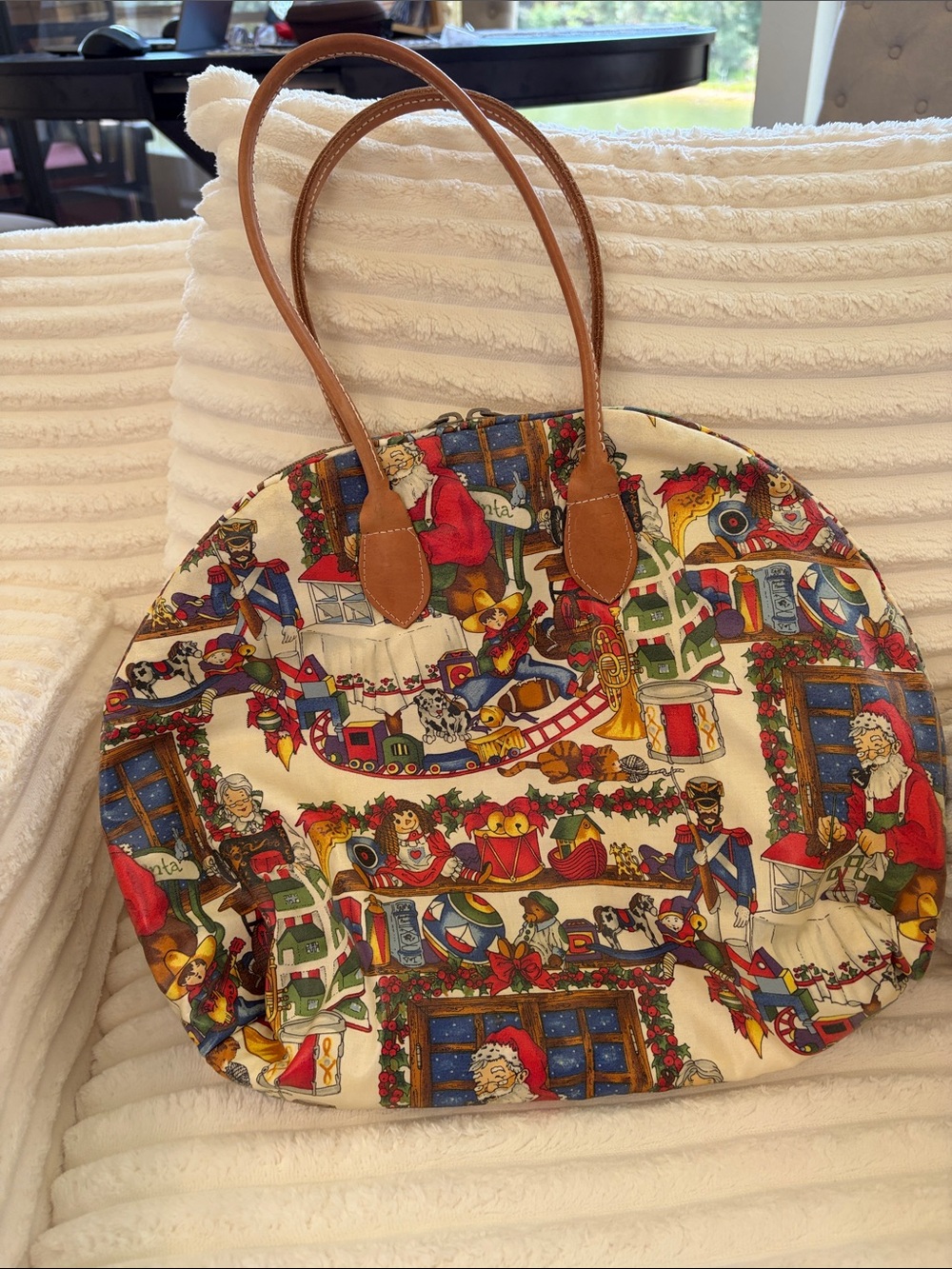 Vintage Christmas purse or tote with zipper that opens up to lay flat